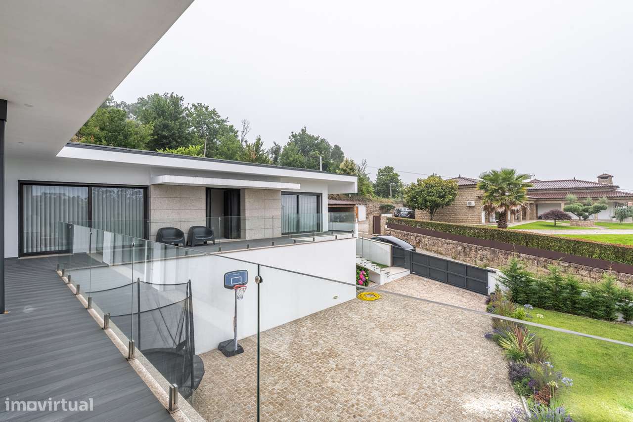 Moradia de Arquitetura Contemporânea com Piscina | Fafe-26