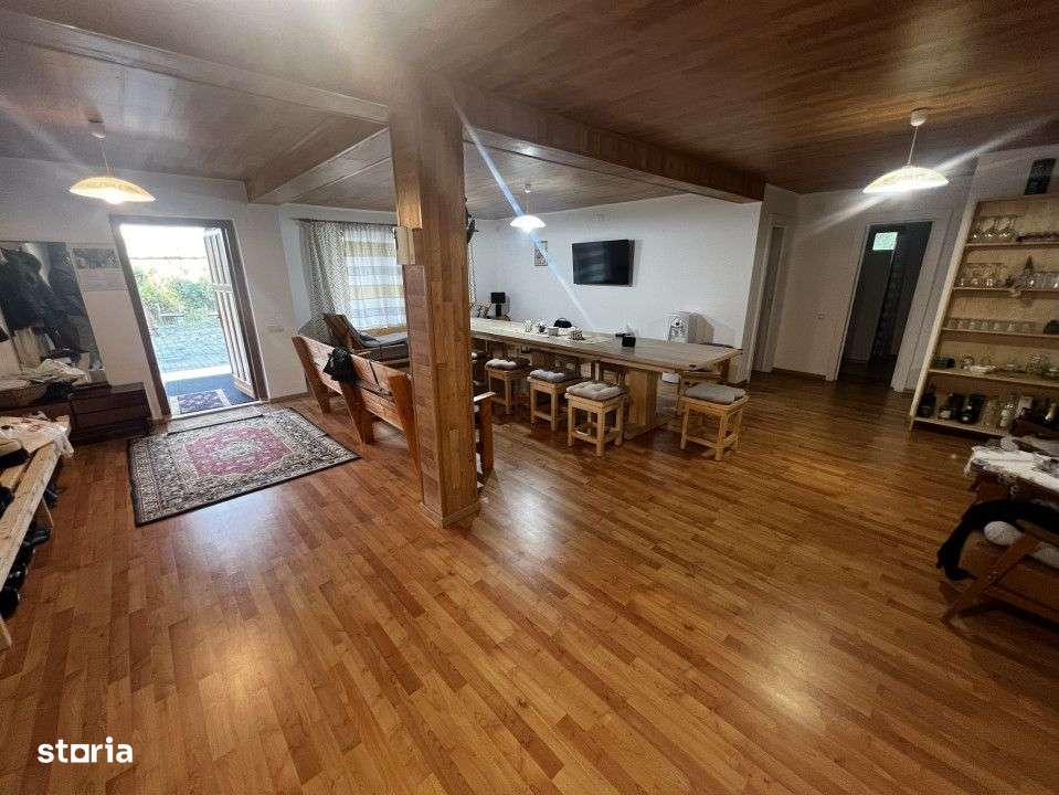 Cabana din Busteni, 320 mp utili, 1500 mp de teren, zona Belis - Imagine principală: 3/19