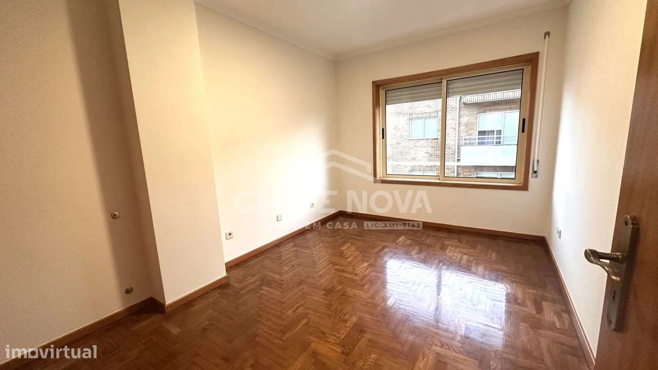 T2 c/ Varanda e Lugar de Garagem em Pedroso-14