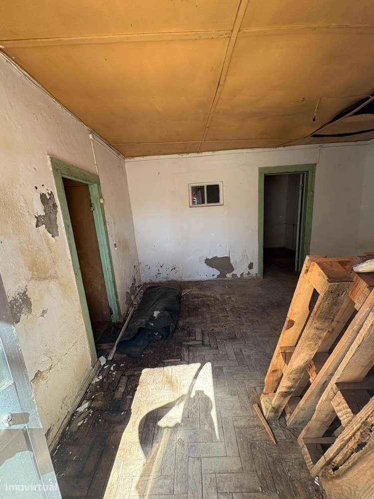 Moradia térrea para reconstrução com logradouro em Moita do Norte-4
