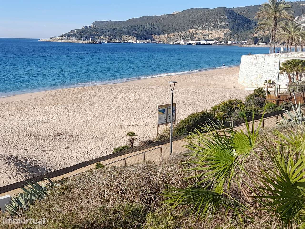 Espaço Comercial na conhecida Praça da Califórnia, em Sesimbra-12