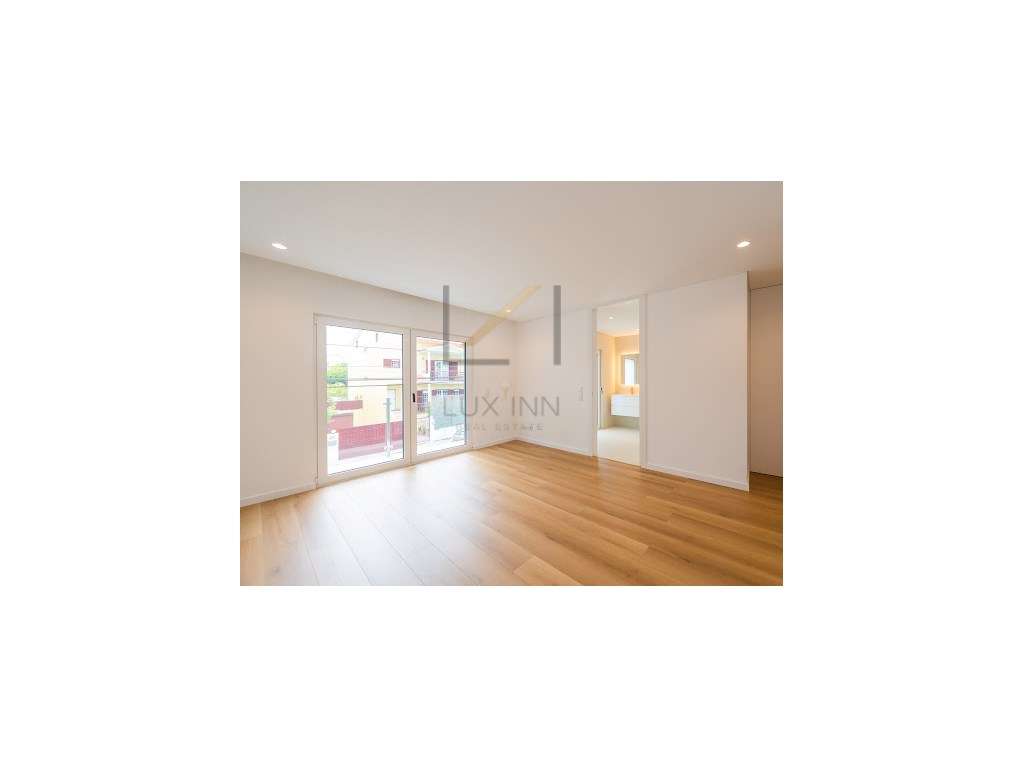 Moradia de Luxo T4 , São Pedro Do Estoril, com Piscina e Garagem-27