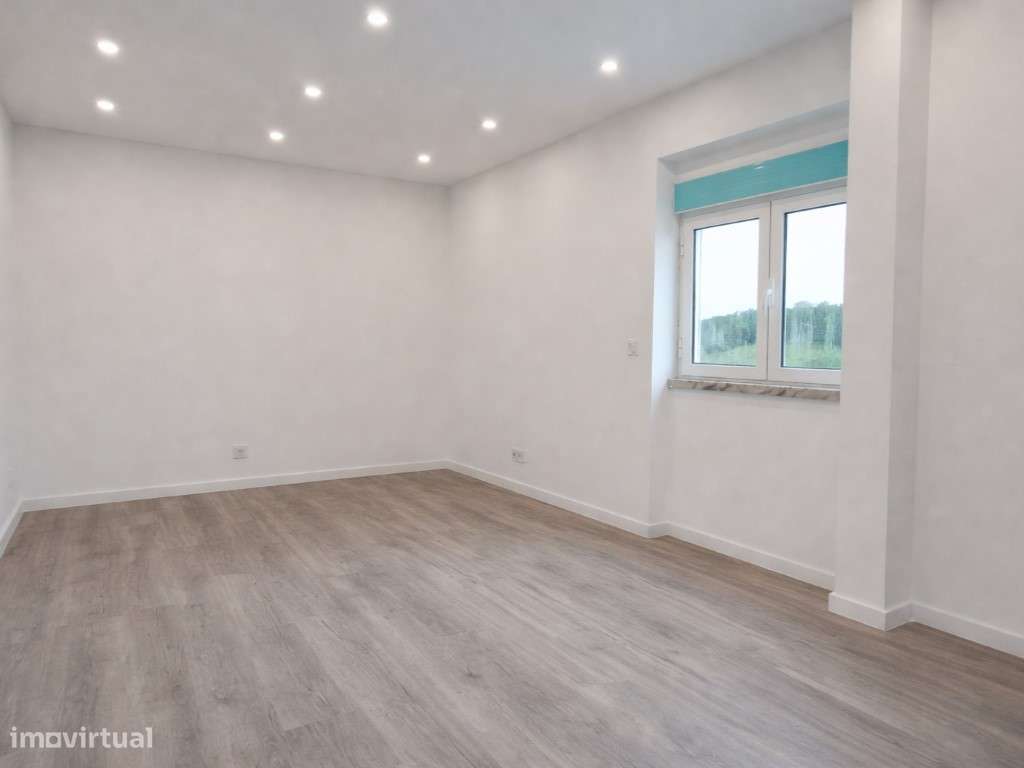 Apartamento T1 c/ Arrecadação Renovado em Porto Salvo-7