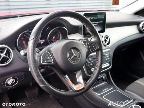 Mercedes-Benz GLA 200 7G-DCT Urban - 15