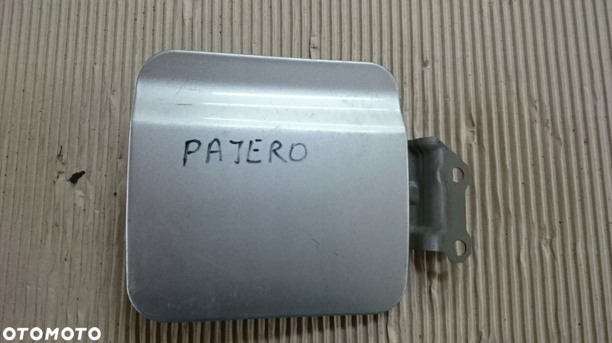 klapka wlewu wlew paliwa Mitsubishi Pajero - 1