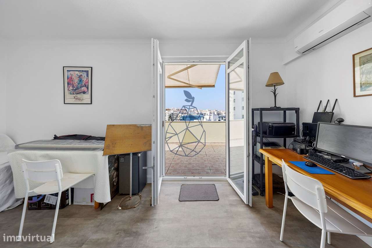 Apartamento Duplex T3 mobilado,  3 casa de banho ,Terraço, Vista Mar A-36