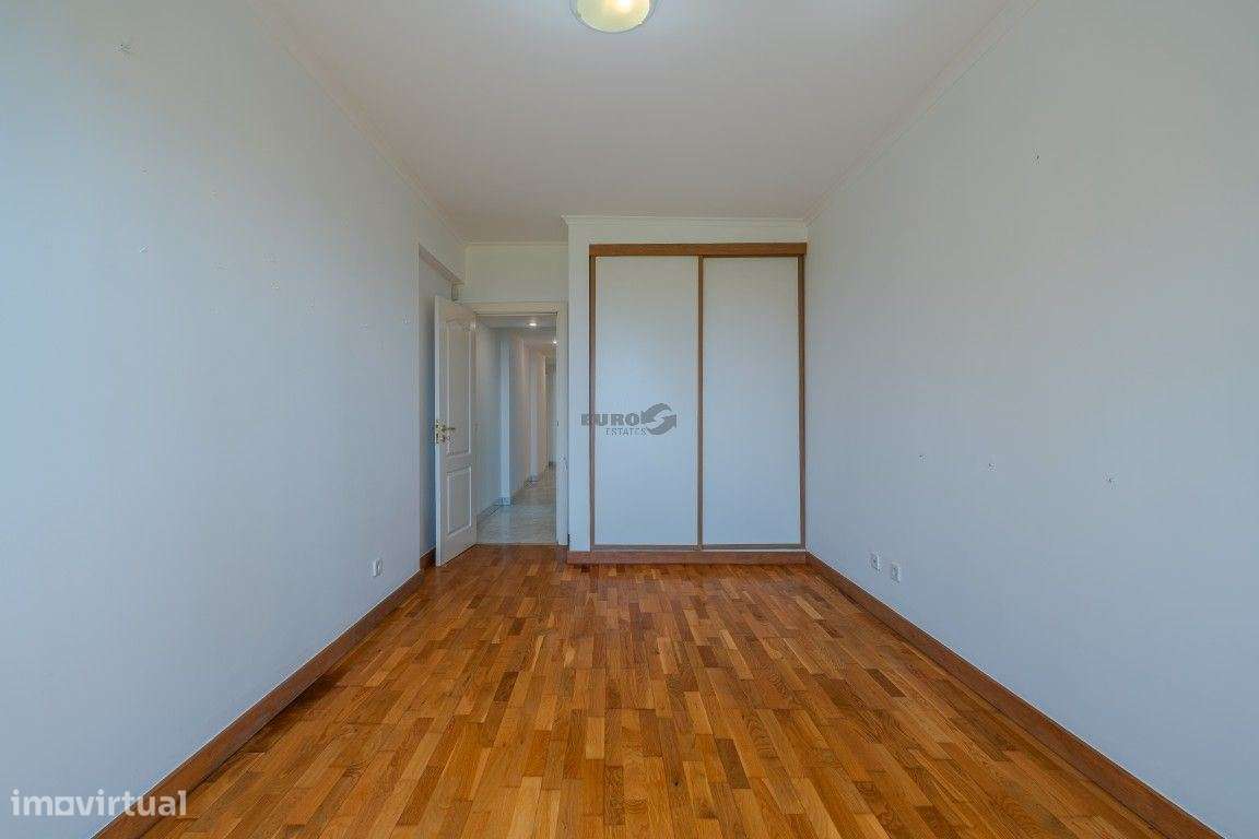 Elegante T1 com Vista Mar no Condomínio Britânia, Jardins e Piscina-8
