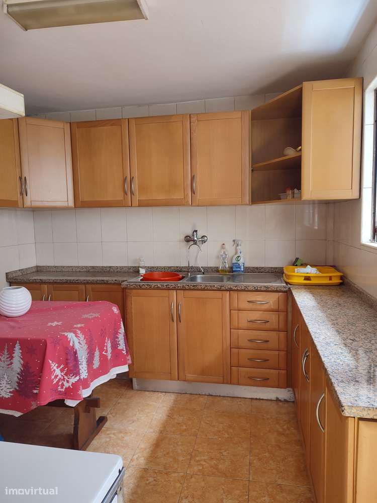 Moradia térrea com 4 frentes, garagem, anexos, jardim e bons acessos-43