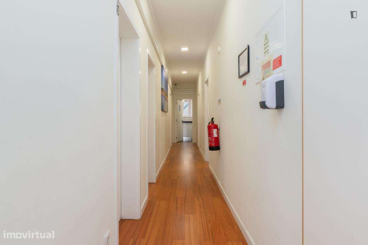 Quarto - localizado em Intendente Lisbon - Grande imagem: 4/8