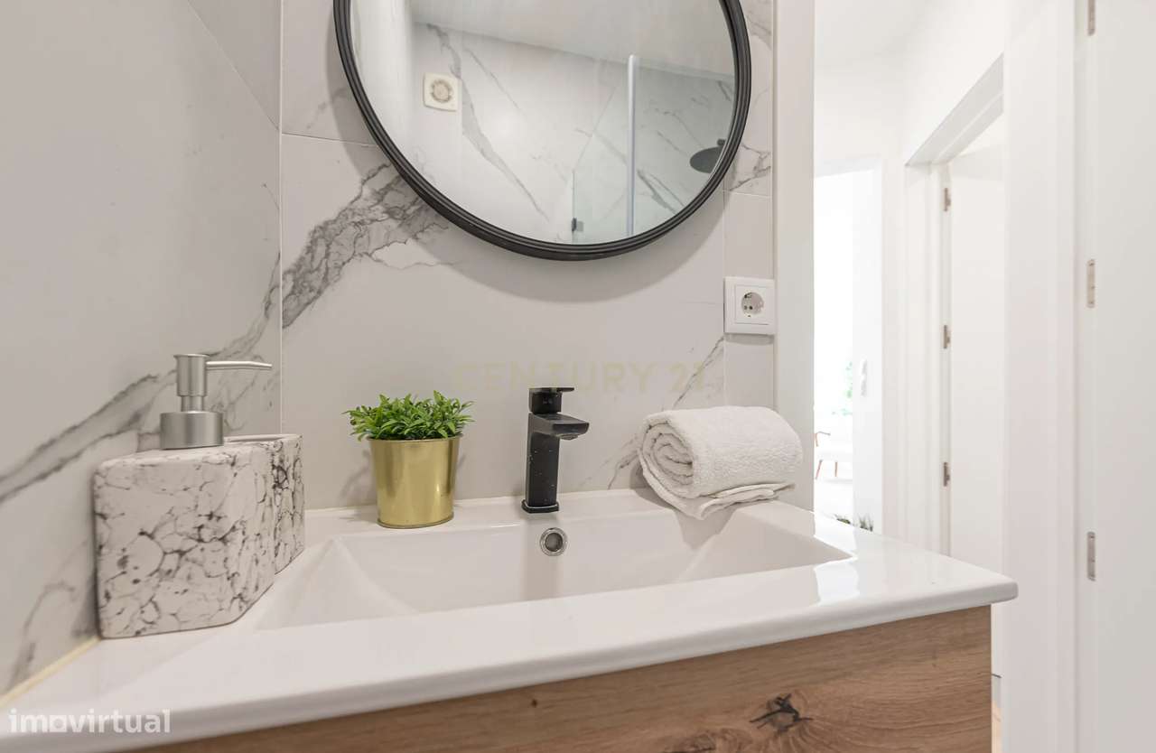 Apartamento Renovado com Vista Mar no Coração de Cascais-12