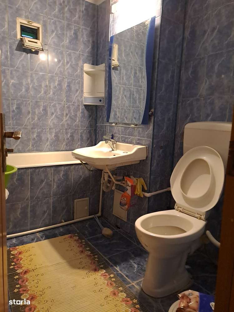Vând apartament cu 2 camere ,etaj 2,zona centru,mobilat-10