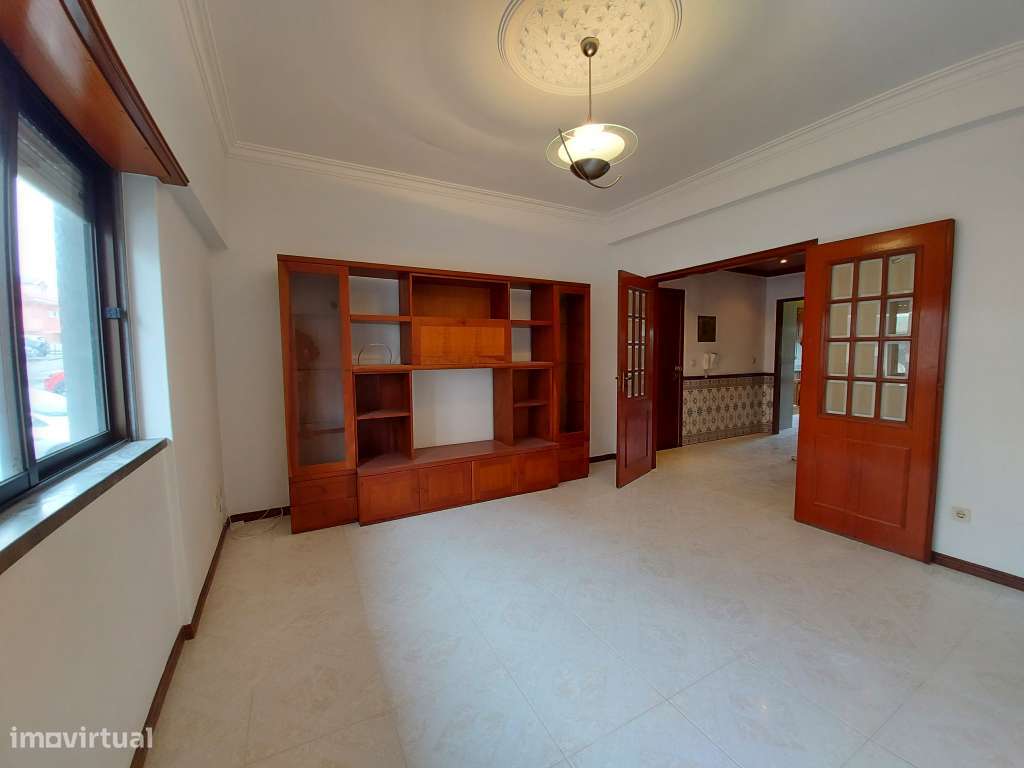 Arrendo  T1 Próximo Universidade Atlântica. - Grande imagem: 5/16