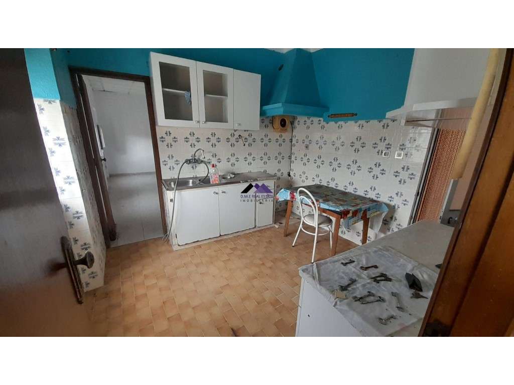 Casa Térrea para Recuperar nas Hortas com Grande Potencial-12