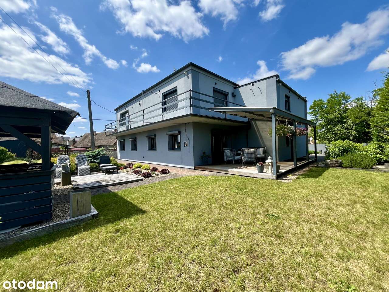 Przestronny dom z dużym ogrodem i możliwościami-17