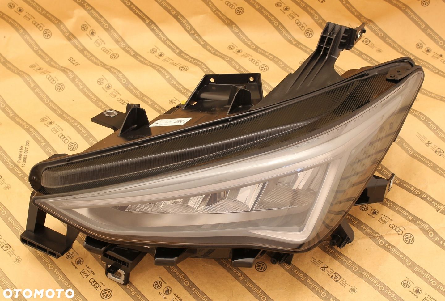 CUPRA BORN 10F 21 LAMPA PRZÓD FULL LED - 1