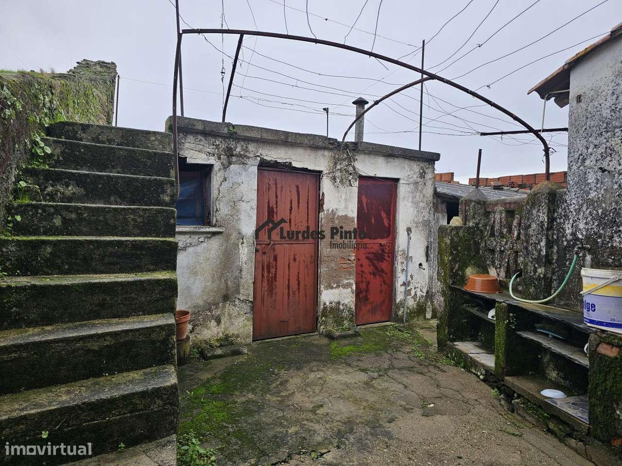 Moradia com dois pisos e logradouro-20