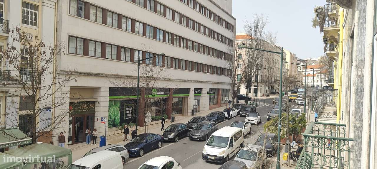 Apartamento T3 com varanda em Avenidas Novas, para remodelação total.-46
