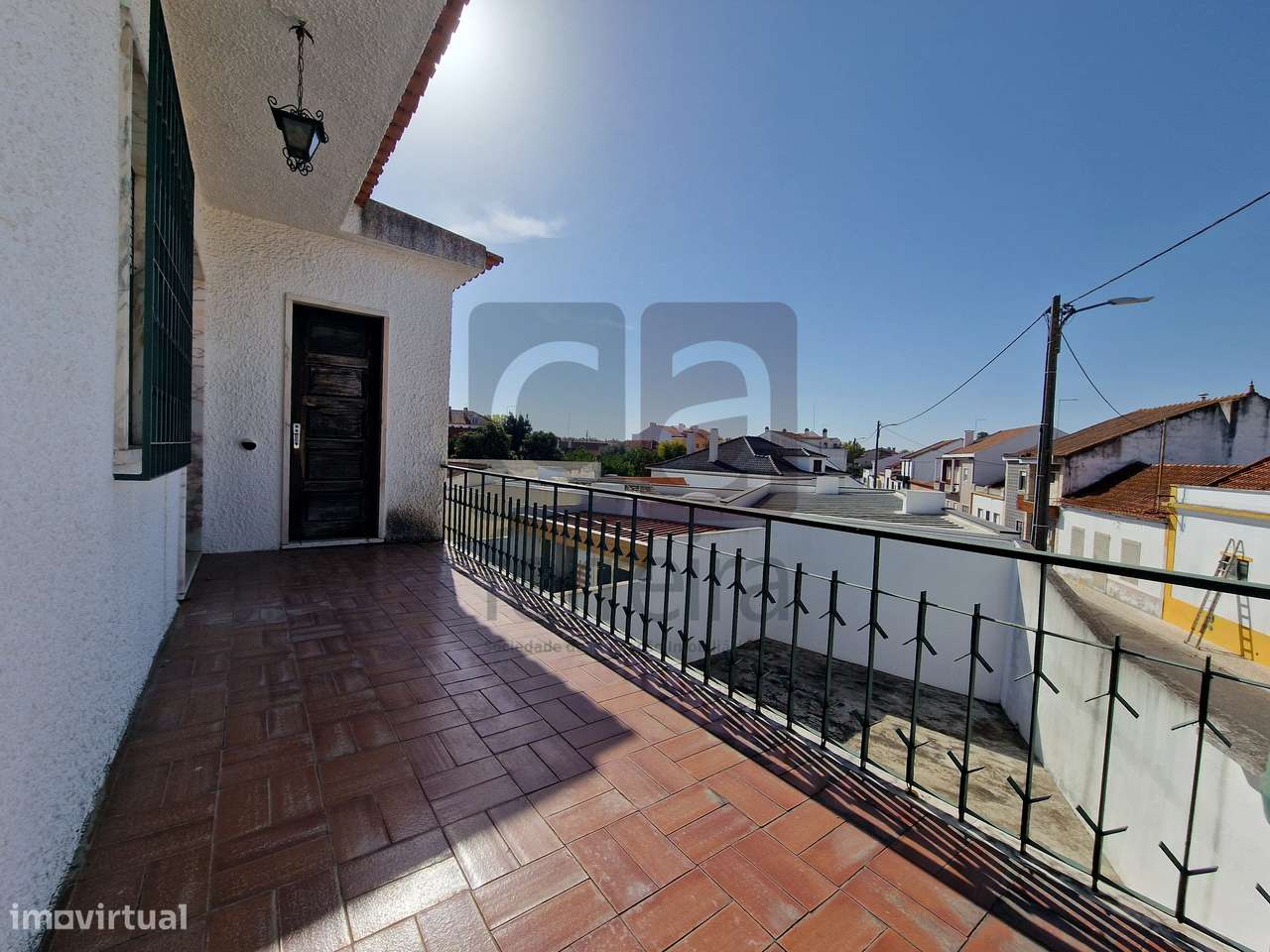 Moradia T3+1 no centro de Almeirim com garagem ampla e quintal-32