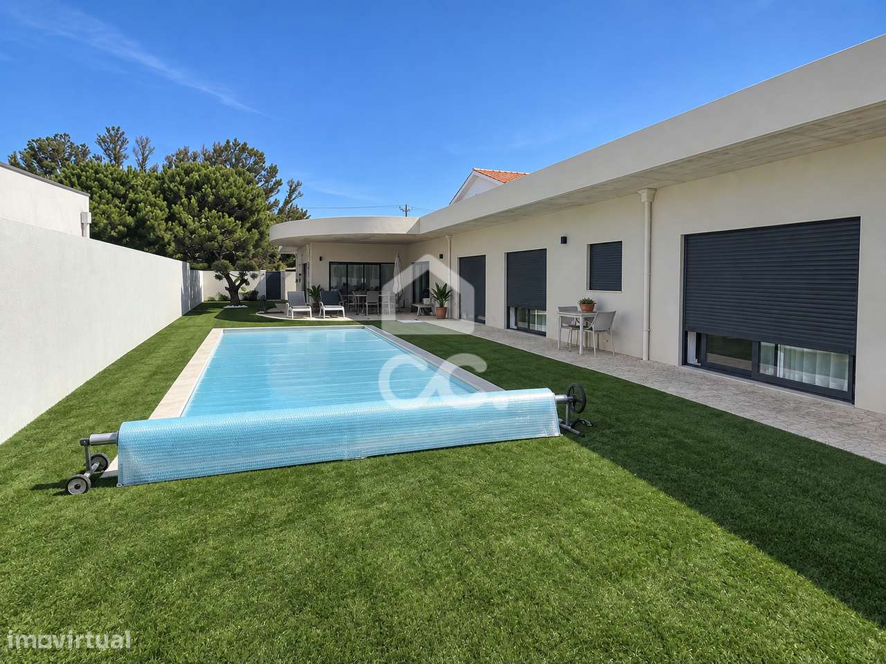 Moradia térrea moderna com piscina e excelentes áreas-22