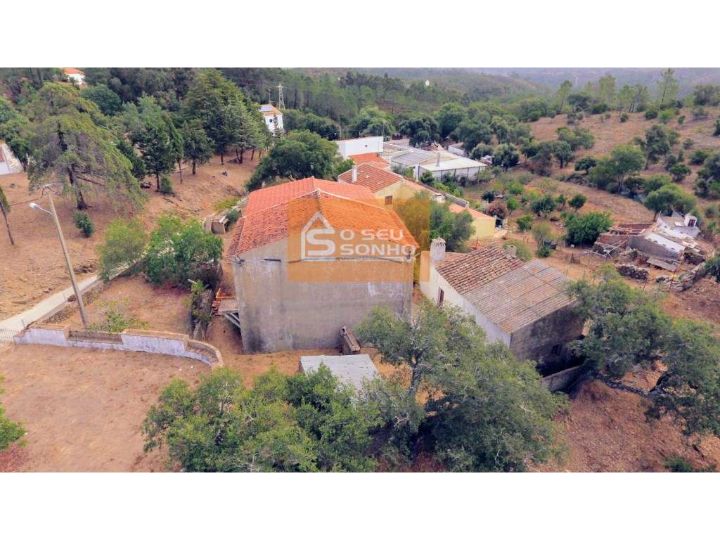 Moradia com Garagem e Terreno no Campo-6
