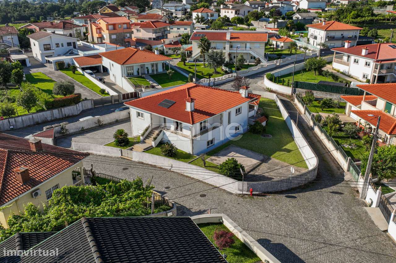 Moradia T3 individual com jardim e churrasqueira em Santo Tirso - Grande imagem: 2/54