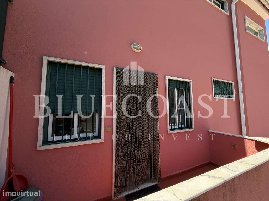 Moradia V4 com 3 Pisos - Espaço e Conforto-19