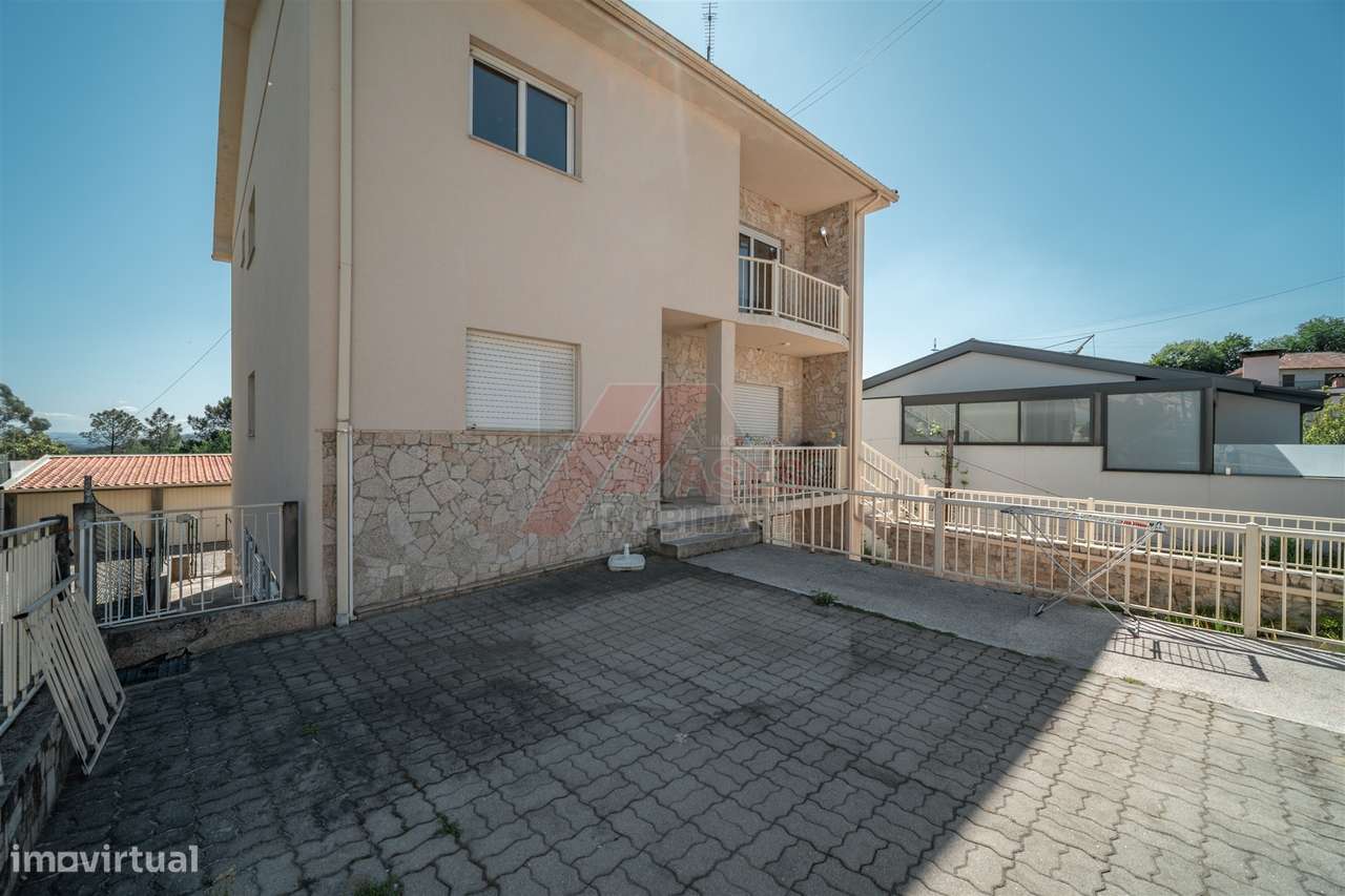 Moradia Espaçosa com 3 Habitações Independentes, Garagens e Terreno –-18