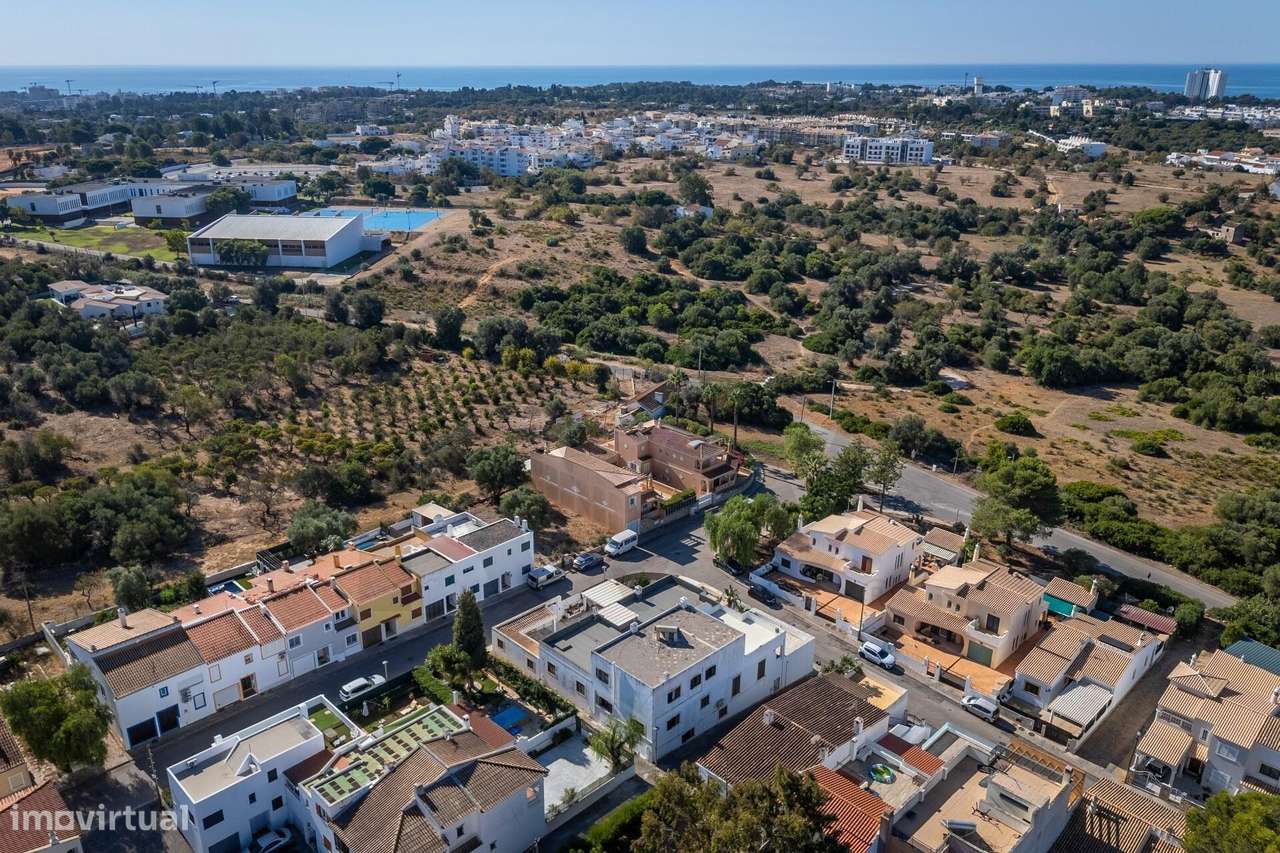 Excelente Moradia T4 com 438 m2 de Área de Construção em Alvor – Urb.-7