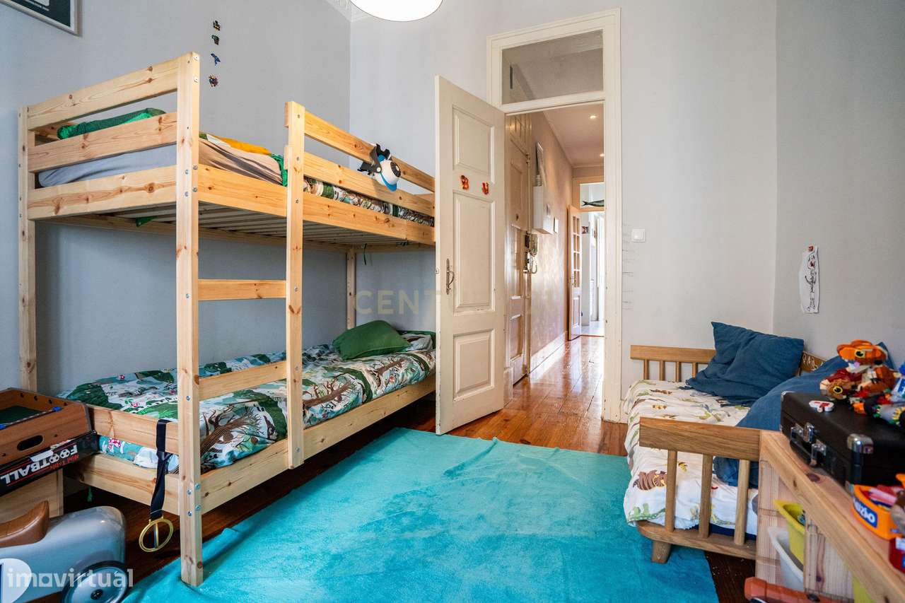 Apartamento T3, em São Vicente, com Pé Direito Alto e Tetos Trabalhado-18