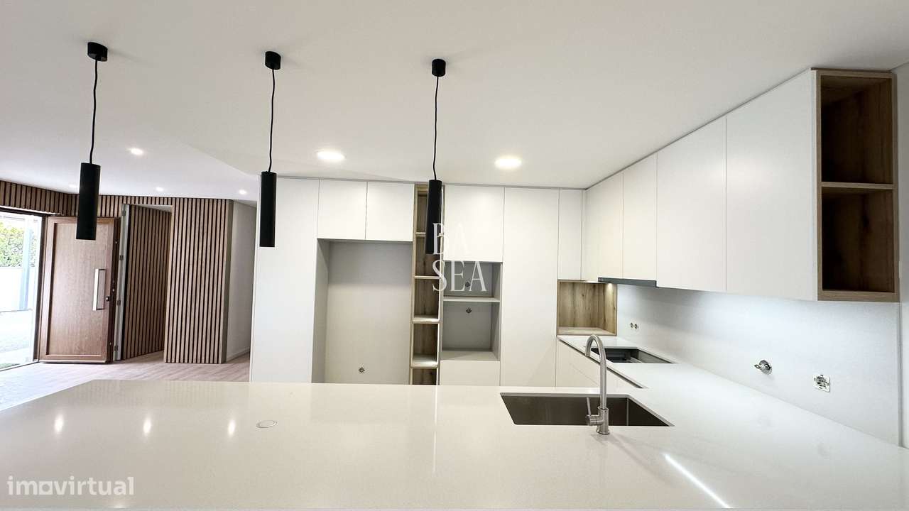 Moradia T4 Nova de Dois Andares em Palmeira Braga-8