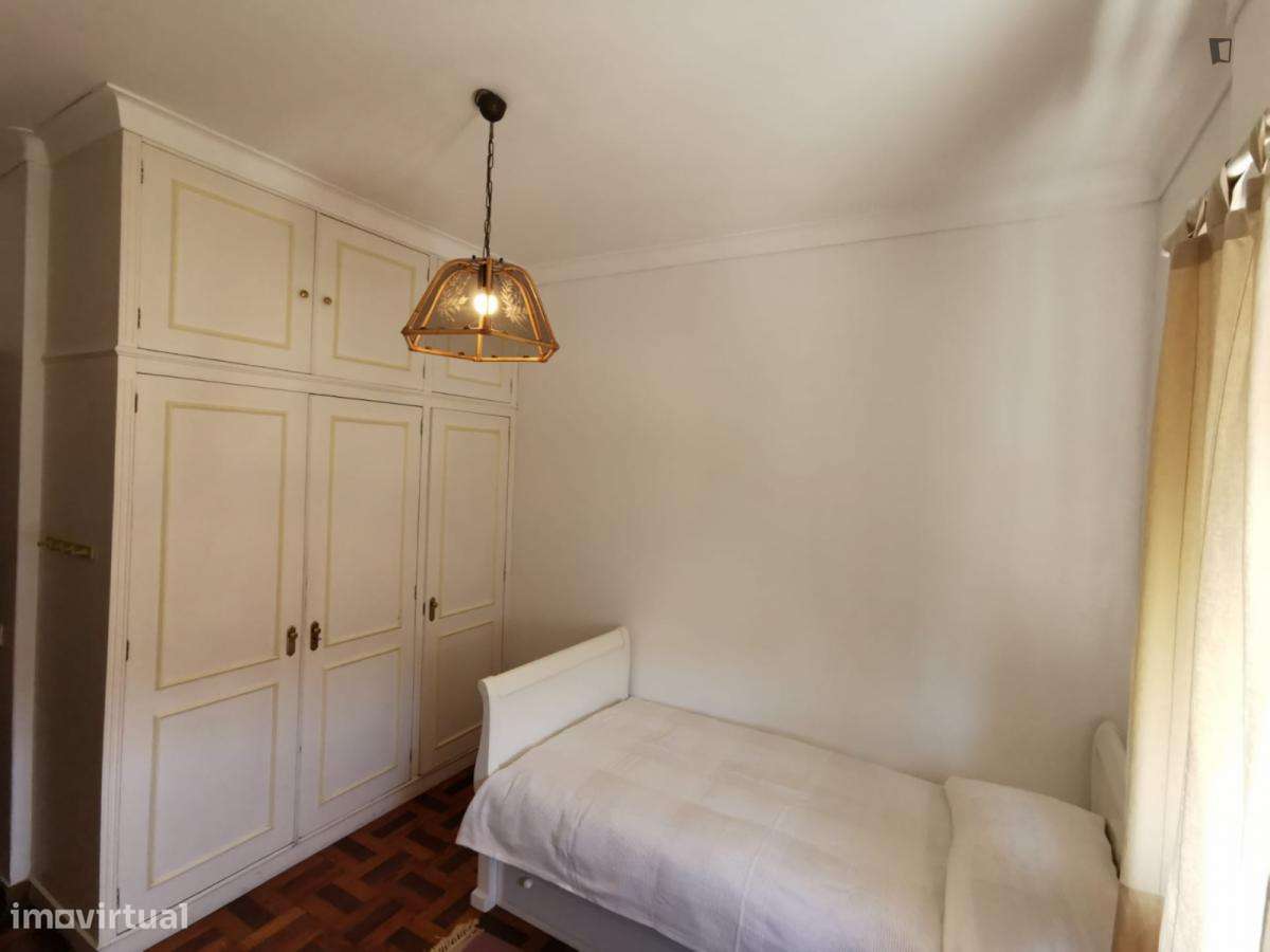 Quarto - localizado em Benfica Lisbon - Grande imagem: 3/10