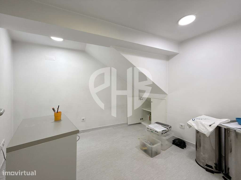 Edifício Comercial 2 Pisos // Rua do Padrão - Pedroso-10