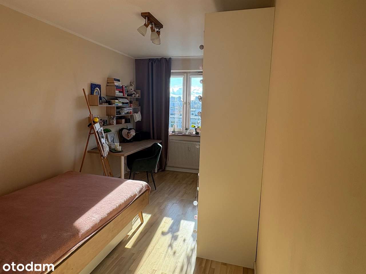 Trzy pokoje i kuchnia ogrodzony blok cegła parking-5