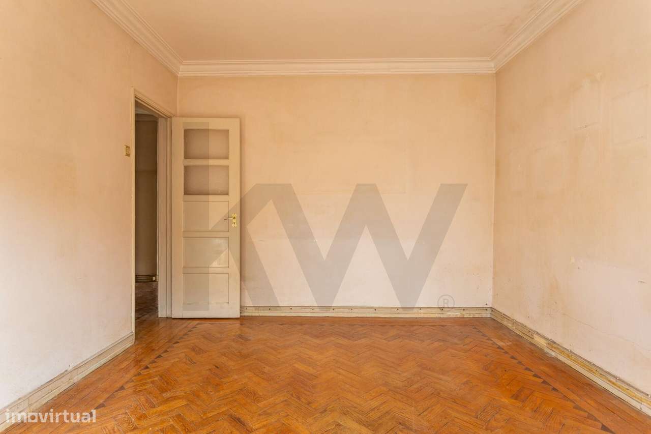 Moradia isolada para (sonhar e) remodelar | 300m2 área | Jardim à volt-8