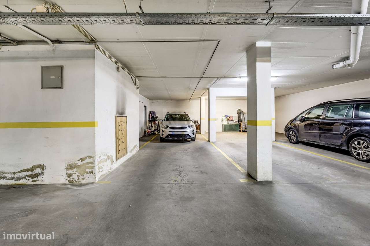 T3 com jardim privado, condomínio com piscina ,2 Estacionamentos + 1 a-29