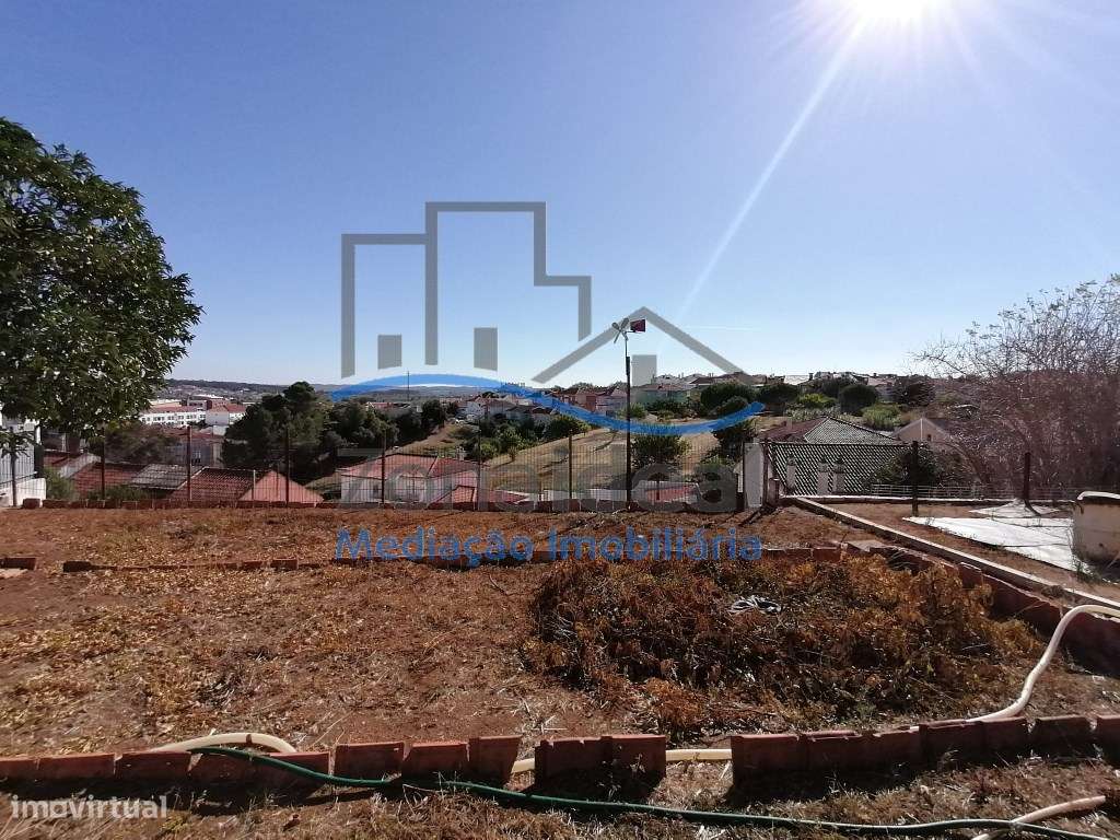 Moradia com dois pisos e logradouro, localizada em Alenquer-41