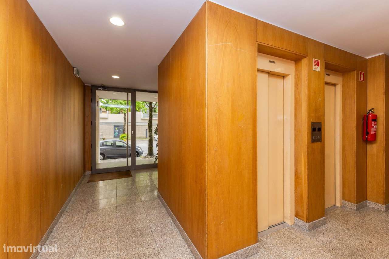 T3 Último Piso c/ Varanda, Garagem e Arrumos. Av. Altino Coelho,...-28