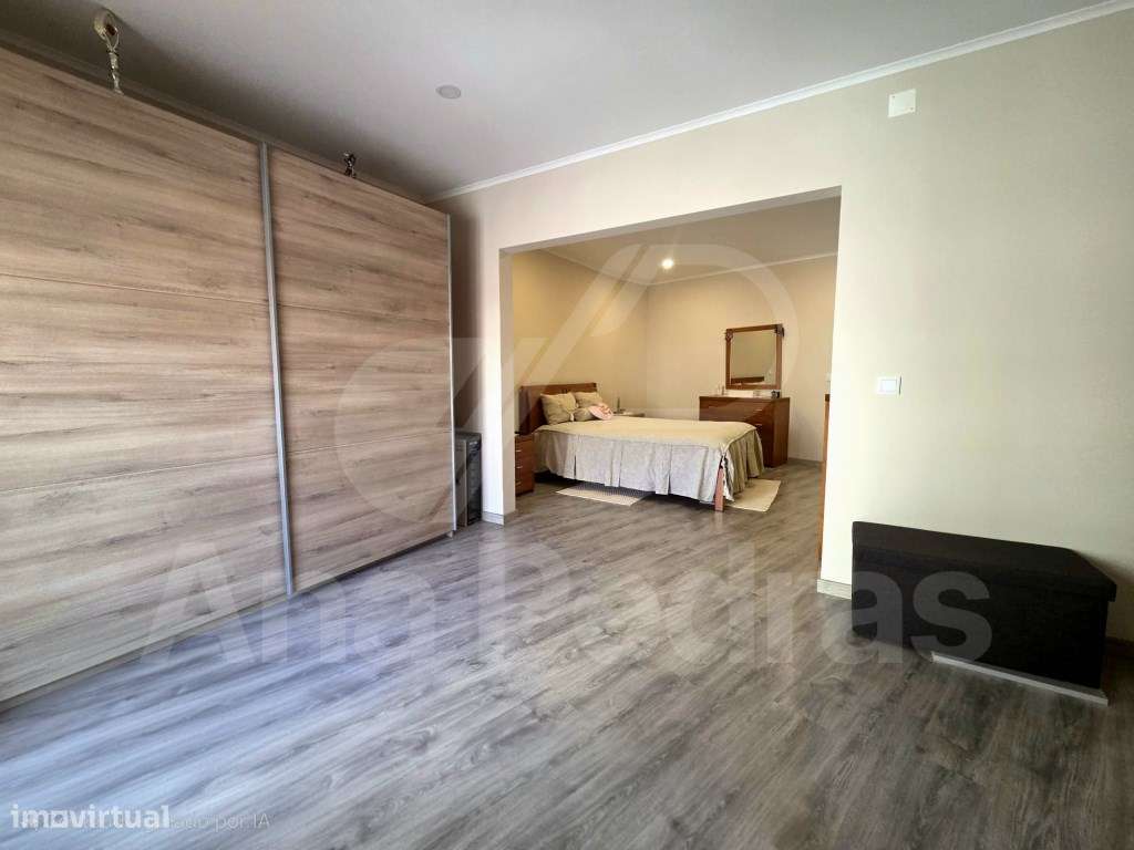 Moradia Bi-Familiar Totalmente Remodelada com Logradouro e Elevado ...-20
