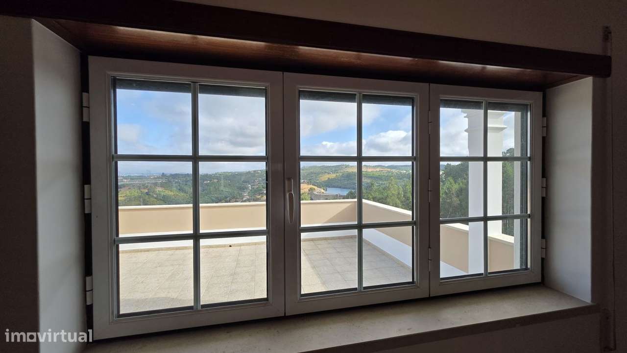 Excelente Moradia T3 com Vista Panorâmica sobre a Albufeira do Castel-54