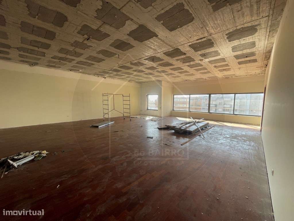 Prédio Urbano no Centro da Maia Potencial para Serviços ou Habitação-14