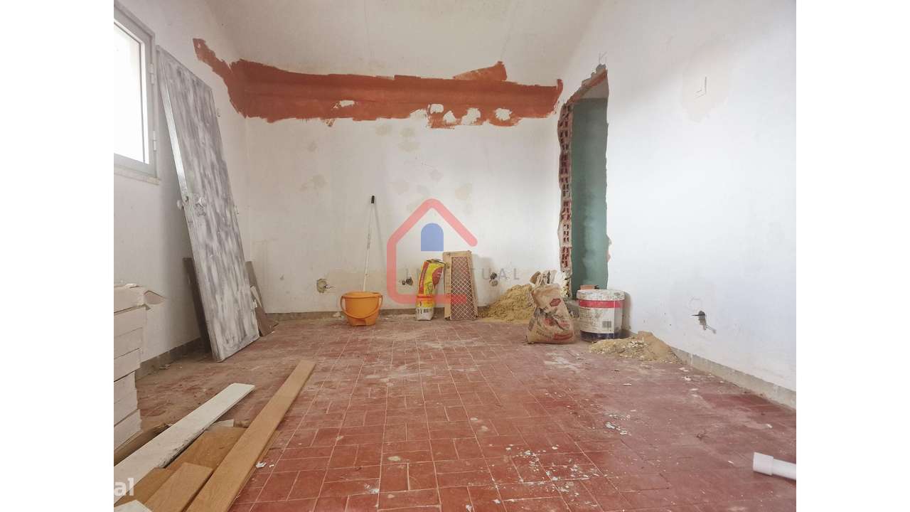 Moradia para Restaurar em Sesimbra-16