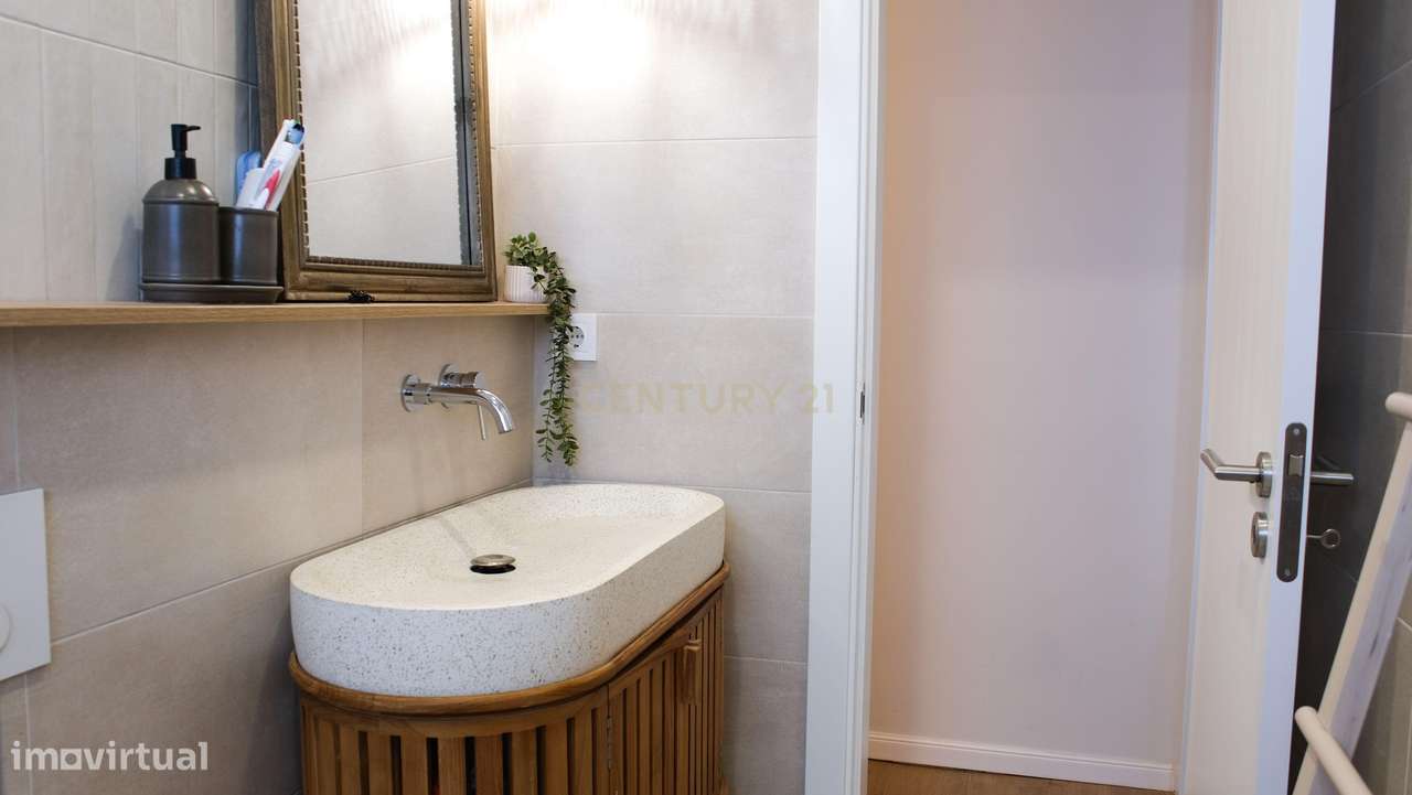 Apartamento T2 Renovado com Logradouro de 80m² no Centro de Almada-14