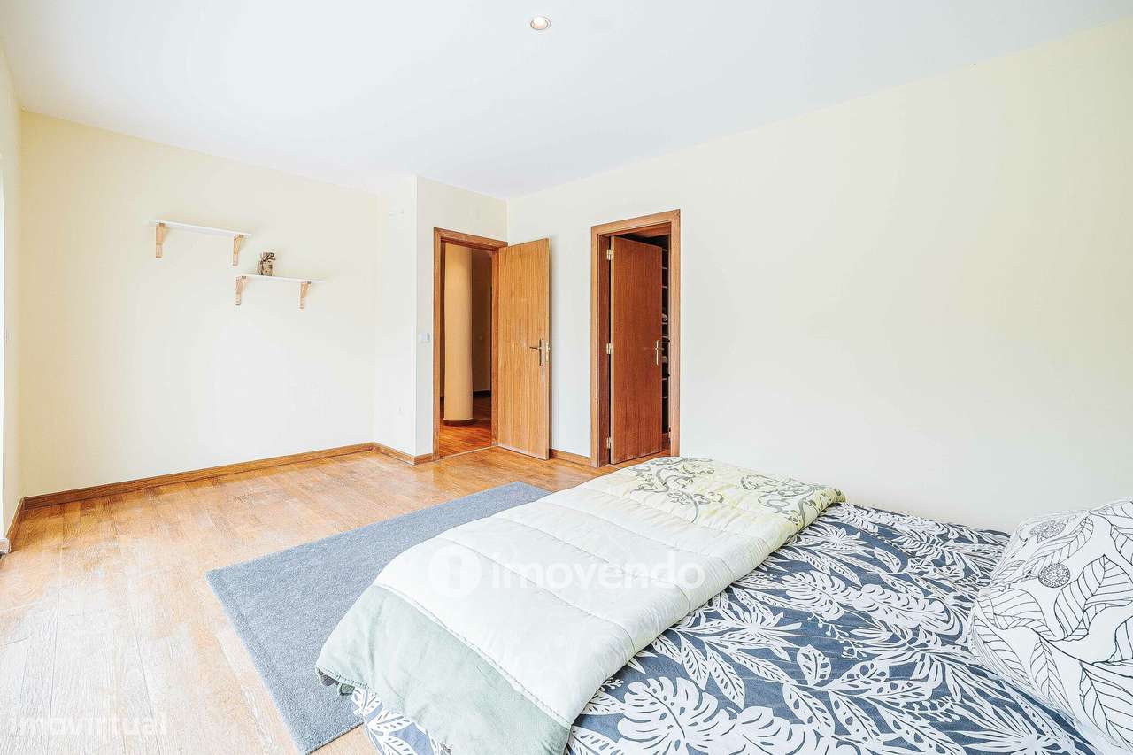 Moradia T5+2 com garagem, em condomínio com piscina, em Murches-19