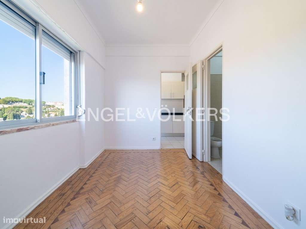 Luminoso apartamento com 4 quartos e varanda no Beato-13