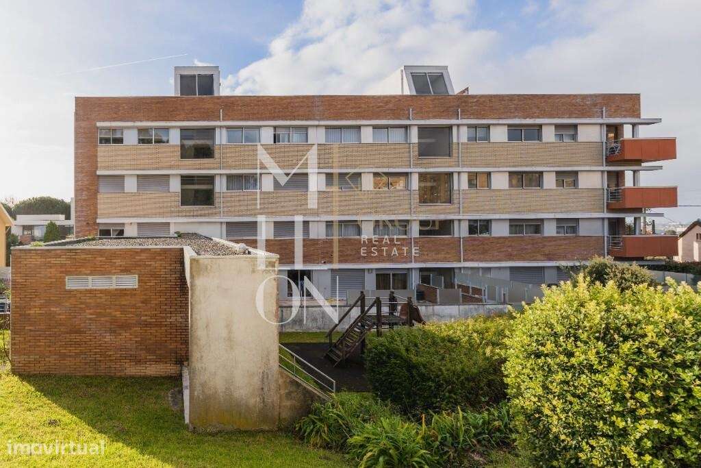 T2 com Suite, Varanda a Sul e Garagem Dupla a 10 min. do Hospital S. J-21