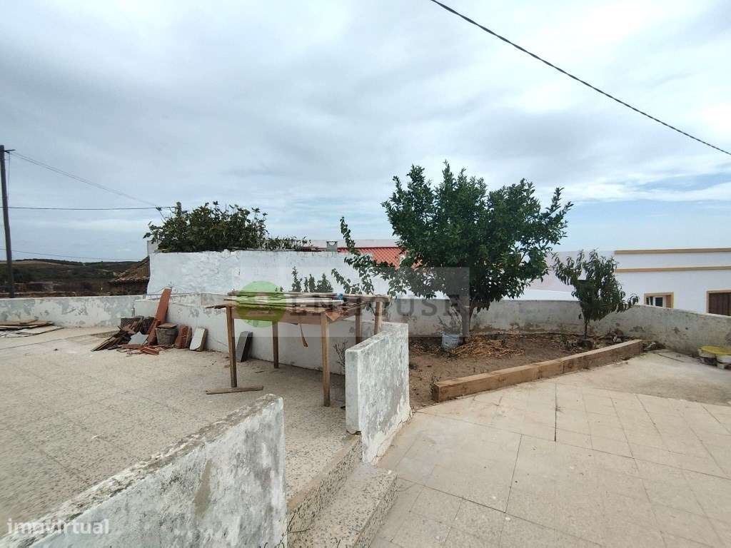 Moradia térrea T2 em remodelação com garagem, pátios e horta, Odele...-20