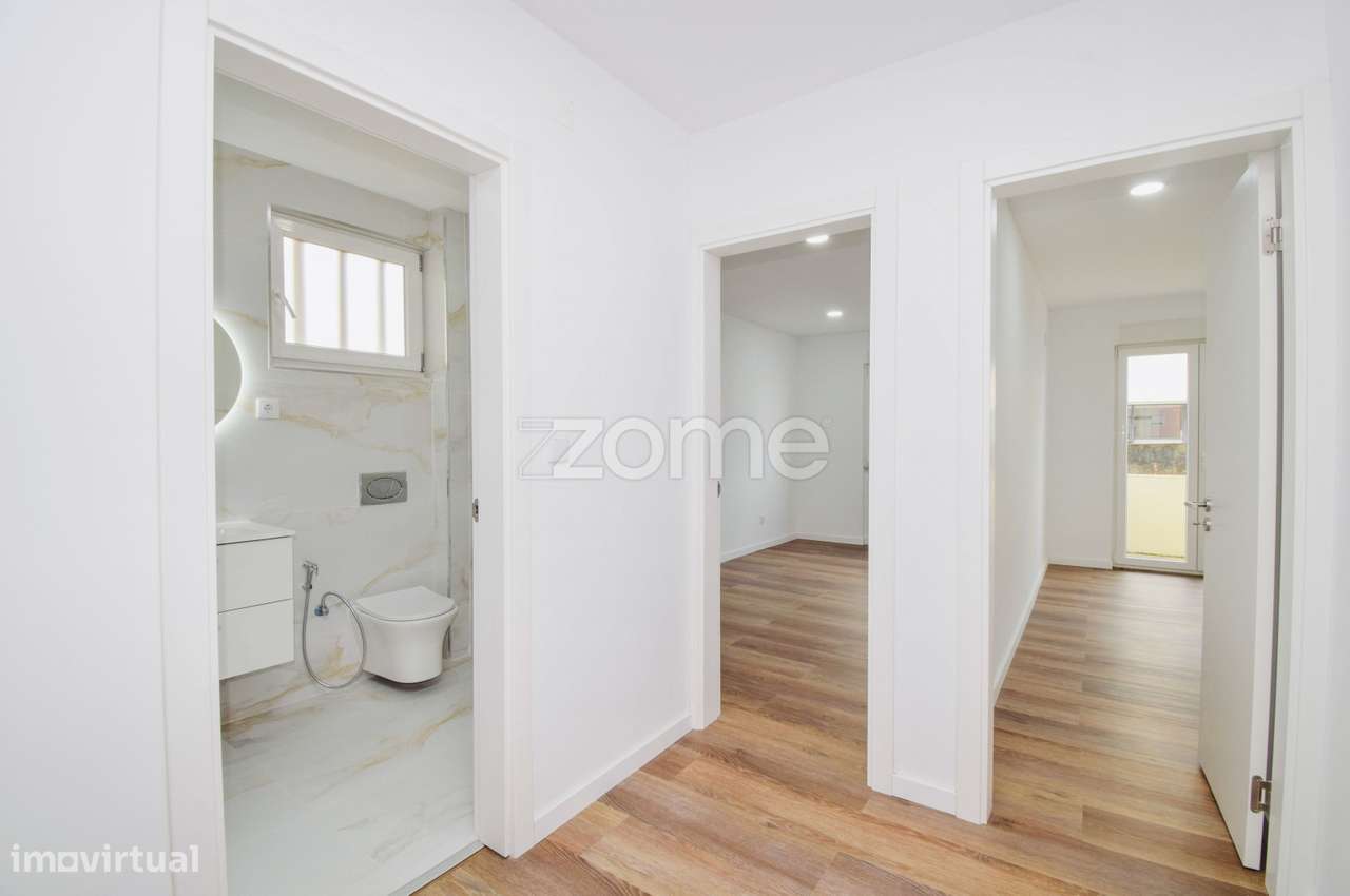 Apartamento T2 Totalmente Renovado em Paio Pires | Seixal-13