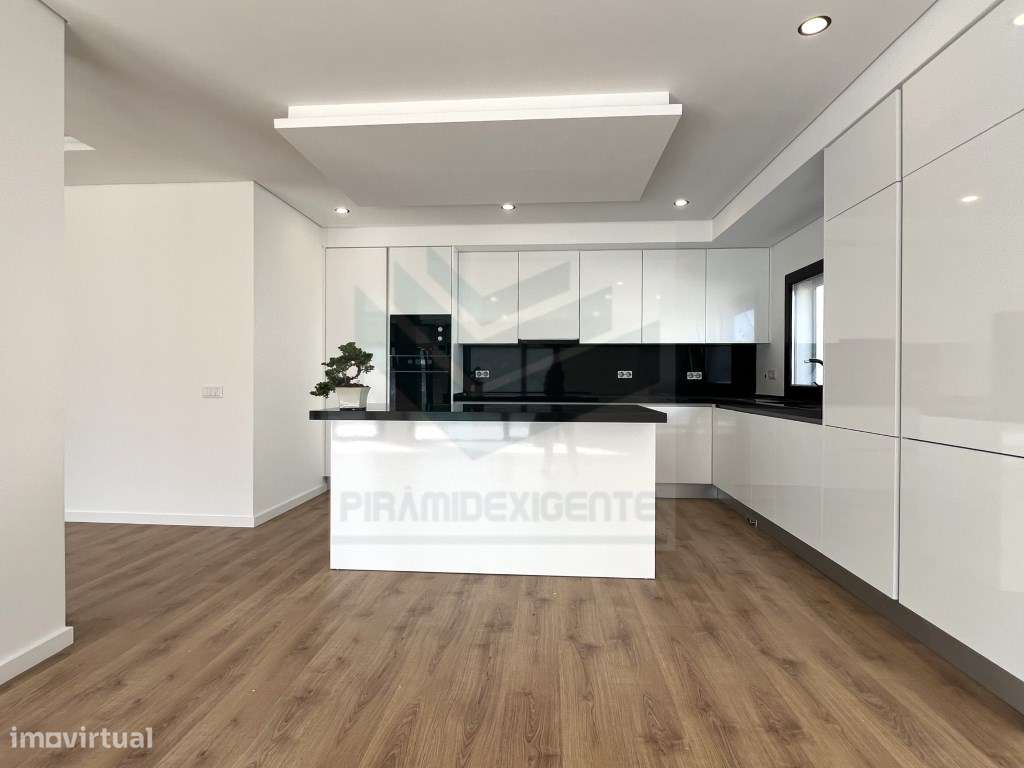 Ampla Moradia T4 em Azeitão: 72m² Open Space, 3 Suítes-11