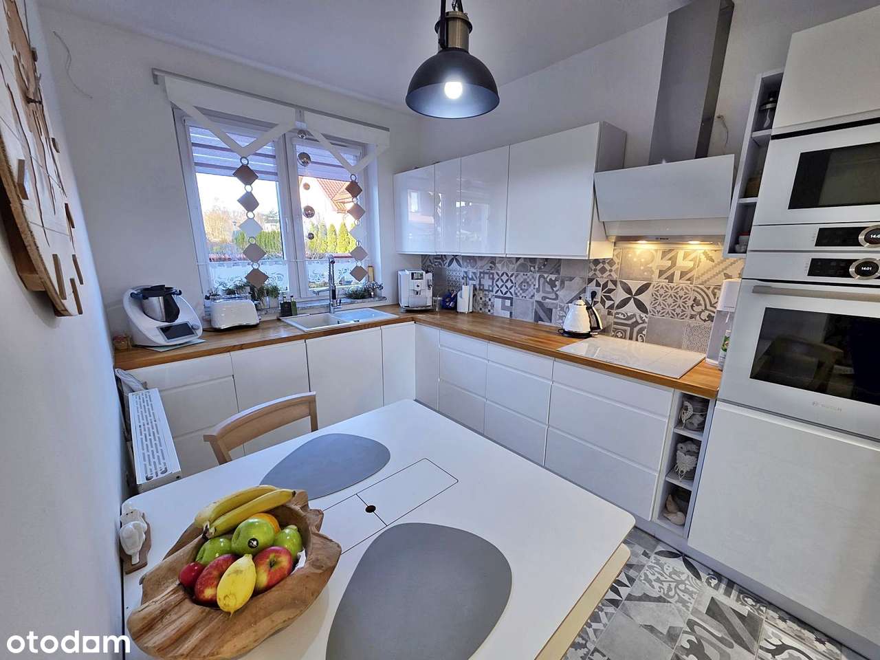 Elegancki, doskonale zaprojektowany dom z 4 sypialniami i garażem-8