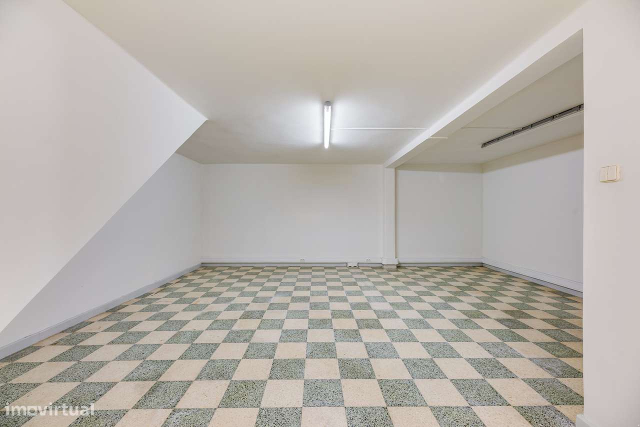 ESPAÇO COMERCIAL REMODELADO | PRONTO A FUNCIONAR | SACAVÉM-8